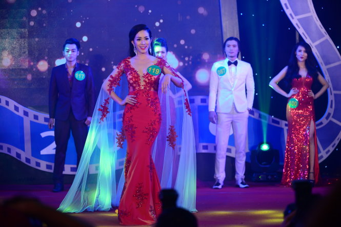 Mai Thị Thanh Hà trình diễn trang phục dạ hội trong đêm chung kết cuộc thi Diễn viên điện ảnh triển vọng – Ngôi sao ngày mai tối 1-7 - Ảnh: QUANG ĐỊNH