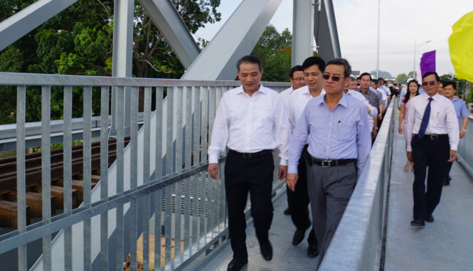 Bộ trưởng Bộ GTVT Trương Quang Nghĩa cùng lãnh đạo UBND tỉnh Đồng Nai kiểm tra trên cầu Ghềnh mới - Ảnh: H.MI