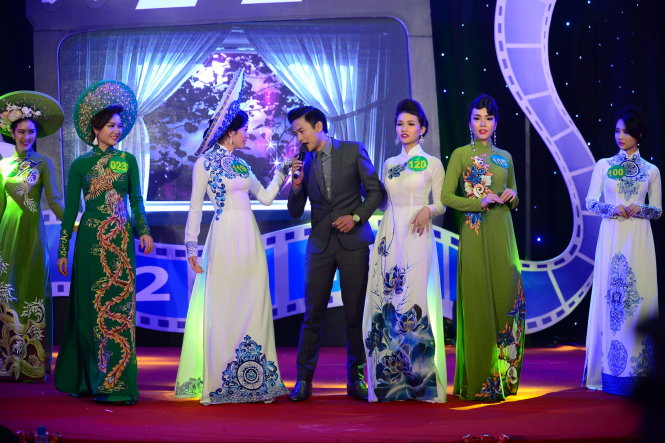 MC Qúy Bình trình diễn ca khúc Đèn khuya với sự minh họa của 6 thí sinh nữ trong đêm chung kết - Ảnh: QUANG ĐỊNH