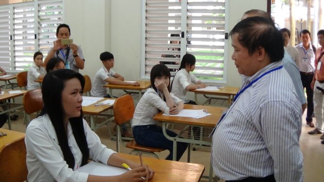Thứ trưởng Bùi Văn Ga kiểm tra phòng thi và thăm hỏi thí sinh, cán bộ coi thi tại An Giang - Ảnh: Bửu Đấu