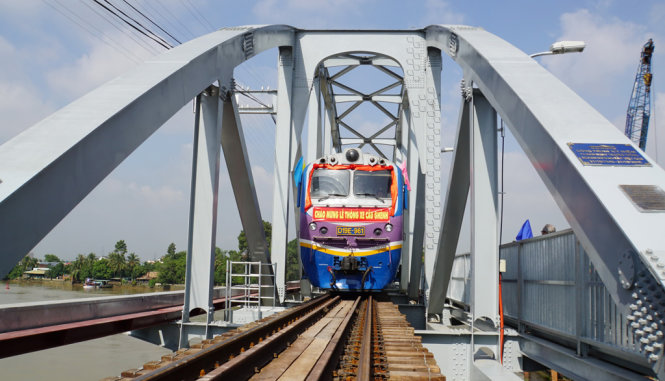 Tàu qua cầu Ghềnh - Ảnh: H.MI