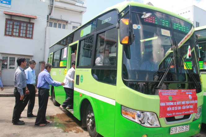 Hành khách di chuyển bằng xe buýt mới trên tuyến bến xe Củ Chi - cầu Tân Thái - Ảnh: M.PHƯỢNG