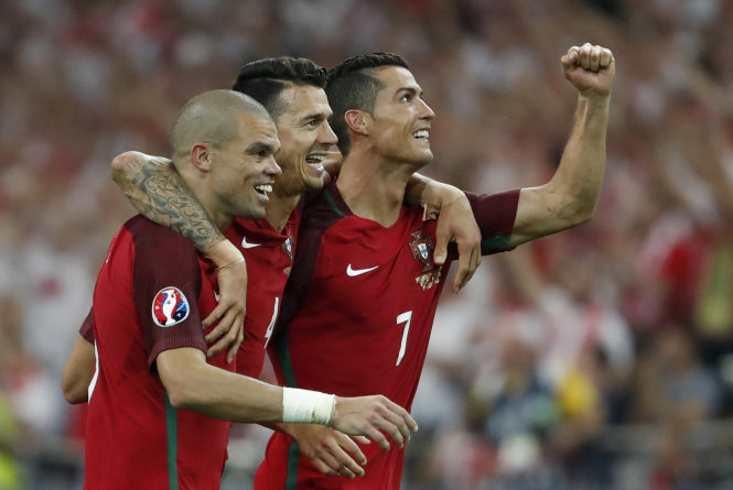 Ronaldo (số 7) ăn mừng cùng đồng đội sau trận thắng Ba Lan - Ảnh: Reuters