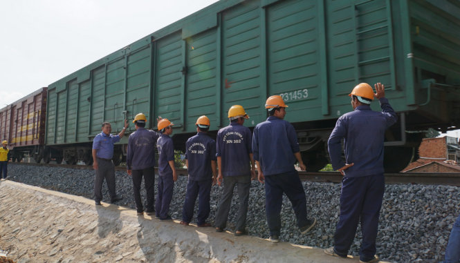 Sau nhiều tháng nỗ lực thi công, công nhân vui mừng khi chứng kiến tàu đi qua cầu mới do mình tham gia thi công - Ảnh: H.MI