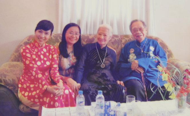 GS.TS Trần Văn Khê hội ngộ nghệ sĩ Kim Nhụy (thứ hai từ phải qua) cùng con gái và cháu ngoại của bà - Ảnh tư liệu gia đình