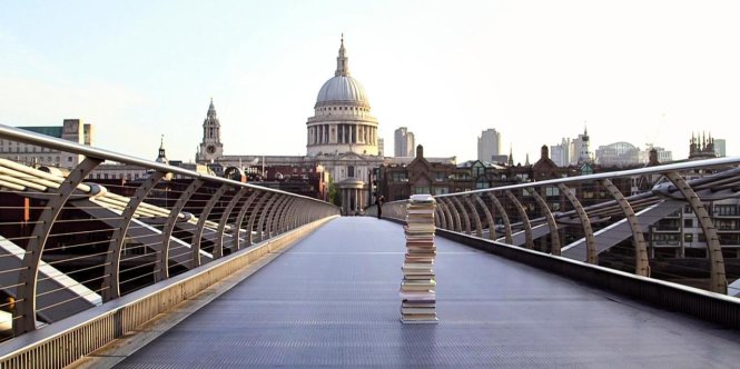 Các cuốn sách của anh Malik được đặt ở gần nhà thờ chính tòa thánh Paul, một địa danh nổi tiếng tại thủ đô London, Anh - Ảnh: BBC