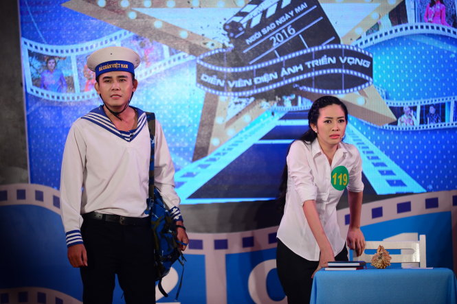Mai Thị Thanh Hà trình diễn tiểu phẩm Sao biển - Ảnh: QUANG ĐỊNH