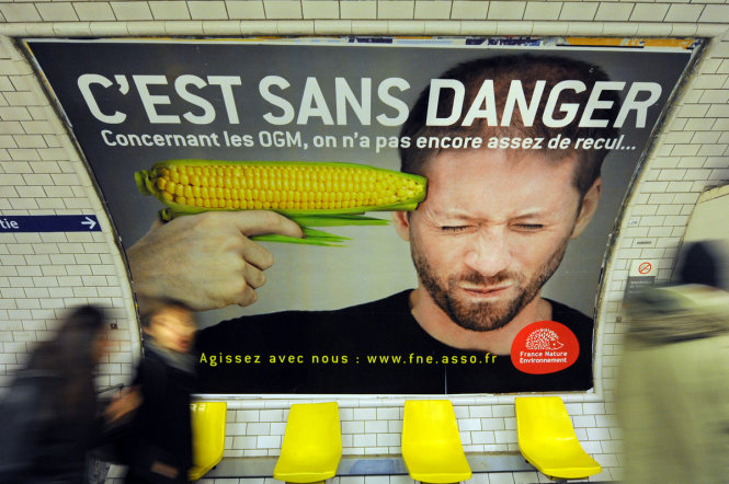 Một quảng cáo chống thực phẩm biến đổi gen thể hiện tại bến tàu điện ngầm ở Paris - Ảnh: AFP