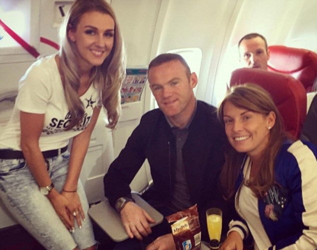 Vợ chồng Rooney (phải) cùng một người hâm mộ trên máy bay - Ảnh: Instagram