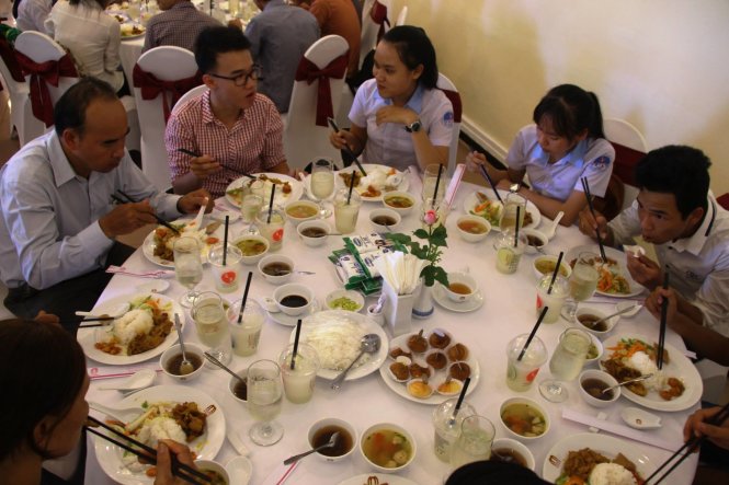 Thí sinh và người nhà ăn cơm “4 sao” tại khách sạn Saigon Morin - Ảnh: Nhật Linh