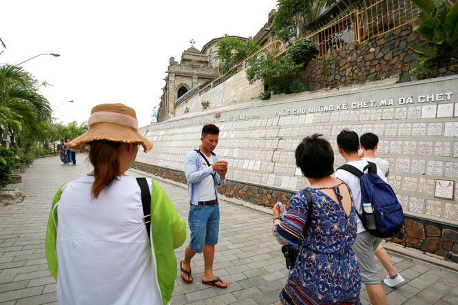 Hướng dẫn viên người Trung Quốc đưa khách tham quan di tích nhà thờ Núi (TP Nha Trang) - Ảnh: TIẾN THÀNH