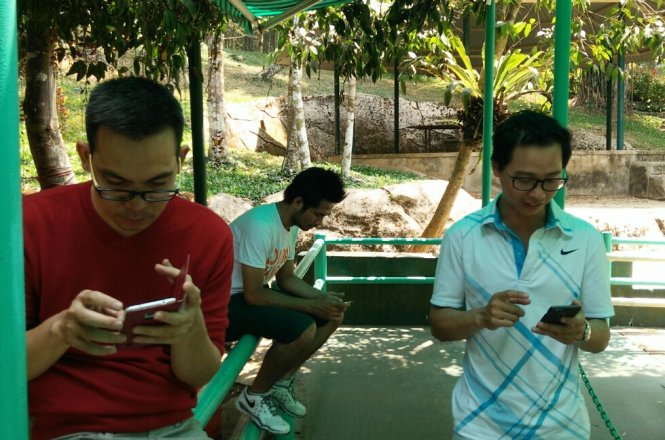 Nhiều đàn ông Việt Nam dùng điện thoại mọi lúc mọi nơi. - Ảnh: Đức Thiện