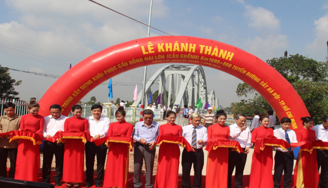 Lãnh đạo các đơn vị cắt băng khánh thành - Ảnh: TÂM ĐỨC