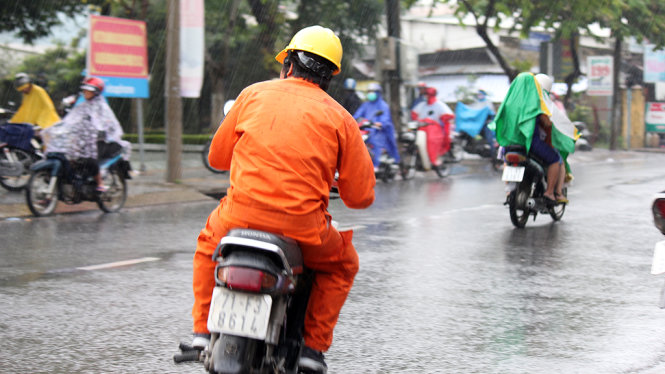 Nhân viên điện lực TP. Bến Tre mua bổ sung dầu để chạy máy phát điện - Ảnh: MẬU TRƯỜNG