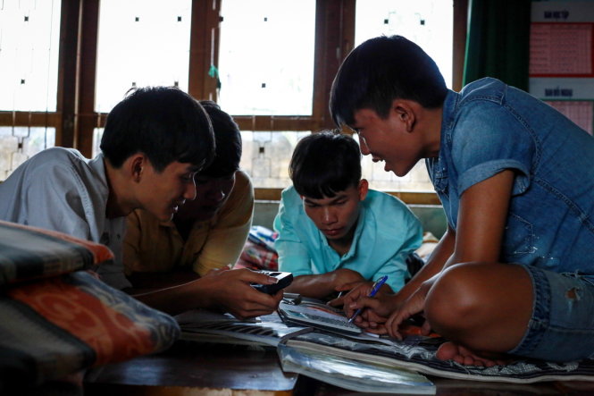 Bốn chàng trai đến từ huyện Cư Jut (Đắk Nông) cùng ôn bài thi - Ảnh: TIẾN THÀNH