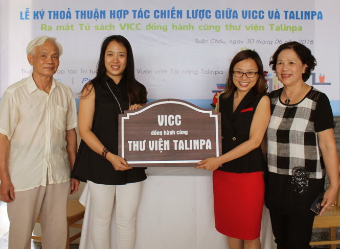 Đại diện VICC trao tặng 1000 cuốn sách cho Vườn ươm tài năng Talinpa - Ảnh: Thùy Dương