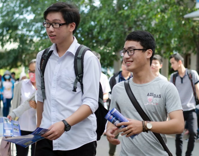 Hai nam sinh tại điểm thi ĐHBK Đà Nẵng vui vẻ trò chuyện trong ngày làm thủ tục dự thi - Ảnh: TẤN LỰC