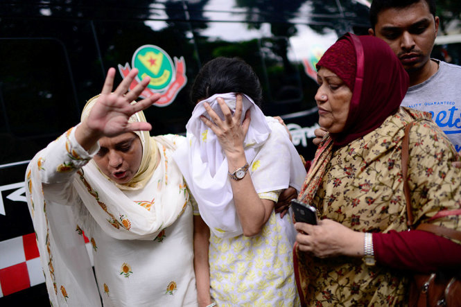 Người dân Bangladesh bàng hoàng sau vụ khủng bố, bắt cóc con tin ngày 1-7  - Ảnh: Reuters
