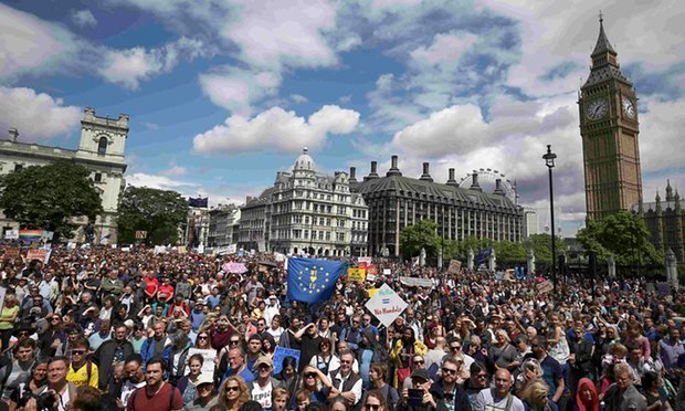 Hàng chục ngàn người dân Anh đổ ra đường biểu tình phản đối Brexit ngày 2-7 - Ảnh: Guardian
