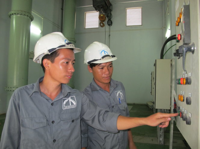 Anh Lê Văn Tuấn (trái) và anh Lê Đức Huyền là những công nhân trẻ có nhiều sáng kiến từ chính sự vất vả của đồng nghiệp - Ảnh: K.ANH