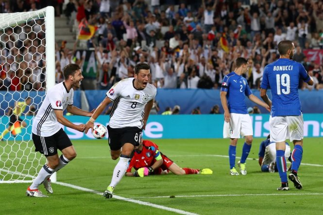 Ozil ăn mừng bàn thắng vào lưới tuyển Ý. Ảnh: UEFA