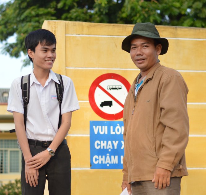 Thầy Phan Mạnh Thắng và học trò của mình trước giờ vào phòng thi - Ảnh: NGỌC TÀI