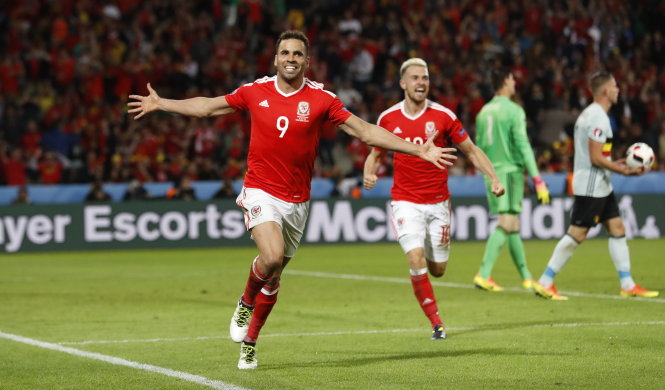 Robson Kanu (9) mừng bàn thắng cho Xứ Wales trong ngày đầu tiên thất nghiệp - Ảnh: Reuters