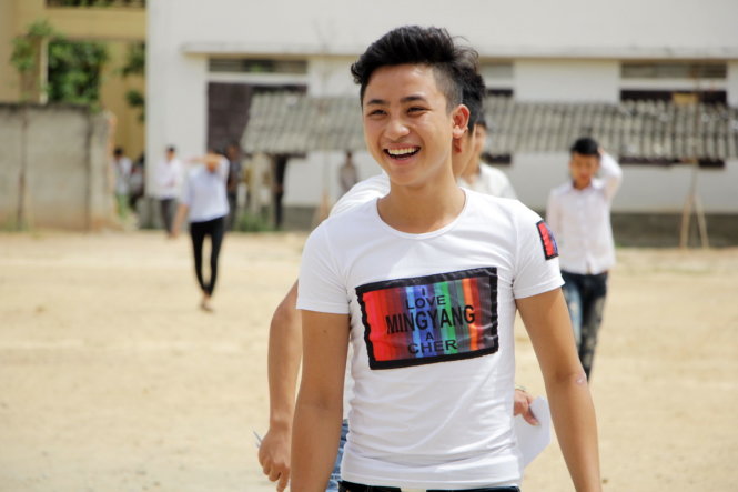 Một nam sinh ở điểm thi Trường THPT Nam Đàn 1, huyện Nam Đàn, Nghệ An phấn khởi sau giờ làm bài môn Ngữ văn - Ảnh: DOÃN HÒA