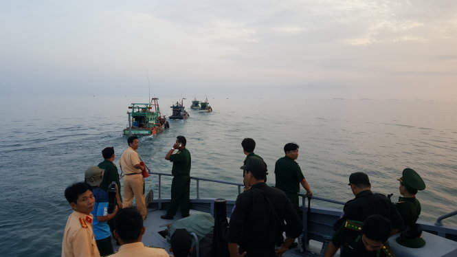 Lực lượng chức năng tỉnh Kiên Giang tiếp cận kiểm tra các phương tiện đánh bắt trên biển sáng 3-7 - Ảnh: Lê Phương Vũ