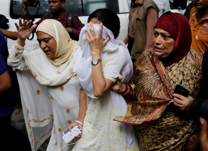 Người dân Bangladesh đau buồn và hoảng hốt sau khi những phiến quân Hồi giáo tấn công nhà hàng Holey Artisan, thủ đô Dhaka, Bangladesh tối ngày 1-7 - Ảnh: Reuters