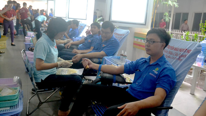 Các chiến sĩ tình nguyện kỳ nghỉ hồng tham gia hiến máu tình nguyện tại lễ ra quân - Ảnh: QUANG PHƯƠNG