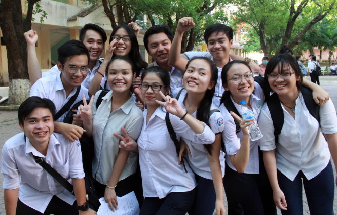 Nhóm học sinh chuyên Anh đến từ trường THPT Chuyên Lê Khiết (TP Quảng Ngãi) hết sức vui vẻ sau buổi thi tiếng Anh - Ảnh: TRẦN MAI