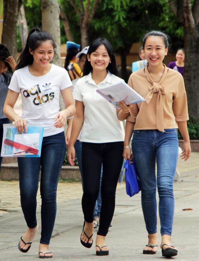 Nhóm nữ sinh phấn khởi sau khi làm bài thi môn Địa lý tại điểm thi Trường THCS Đặng Thai Mai, TP Vinh - Ảnh: DOÃN HÒA