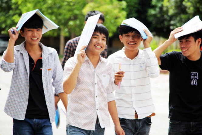 Nhóm thí sinh phấn khởi sau khi làm bài thi môn Địa lí tại điểm thi Trường THCS Đặng Thai Mai, TP Vinh - Ảnh: DOÃN HÒA