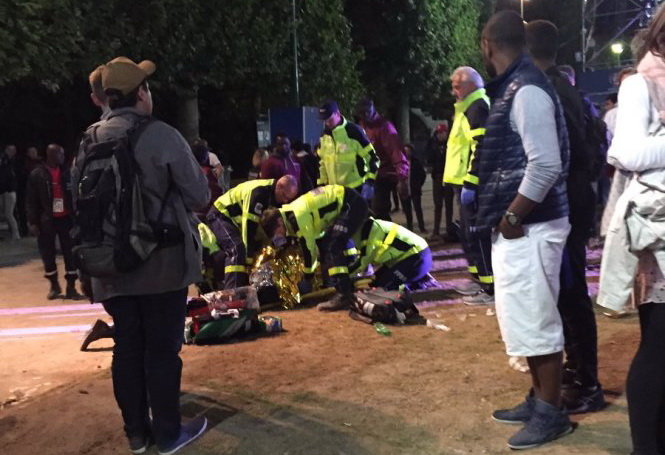 Đã có một số người bị thương nặng trong vụ tháo chạy, giẫm đạp vì lầm tưởng pháo hoa là bom ở Paris - Ảnh: Twitter của Alertes Info