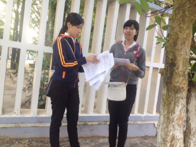 Tranh thủ ôn bài trước điểm thi Phú Quốc - Ảnh: HOÀNG TRUNG
