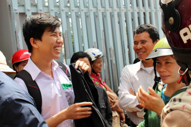 Thí sinh làm bài tốt tươi cười sau buổi thi môn Vật lý tại trường THPT Nguyễn Đình Chiểu (thị xã Gia Nghĩa, Đắk Nông)
- ẢNH: THÁI THỊNH
