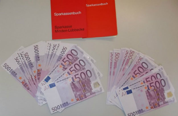 Những đồng 500 euro mới tinh được cất giữ bí mật trong tủ - Ảnh: Cảnh sát Minden