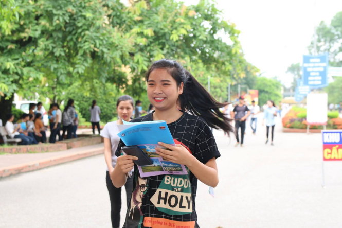 Nụ cười rạng ngời của một thí sinh trường THPT Nguyễn Huệ sau khi thi xong môn Địa lí - Ảnh: QUANG THẾ