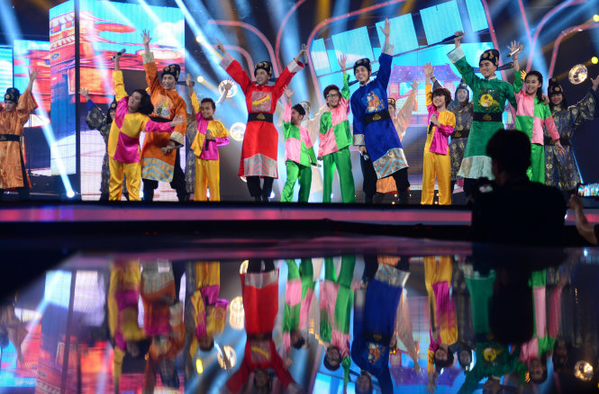 Nhóm 365 và top 6 Vietnam Idol kids trình diễn trong đêm gala - Ảnh: Quang Định