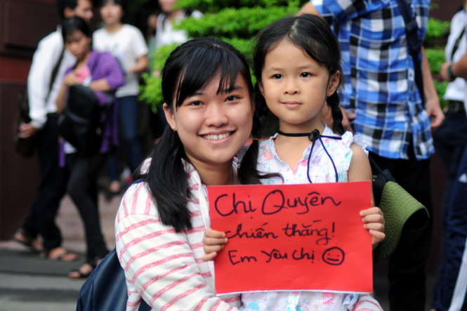 Thí sinh Huỳnh Bảo Quyên xúc động với lời động viên của em gái sau khi kết thúc môn thi Vật lý tại điểm thi Trường ĐH Công nghệ Đồng Nai - Ảnh: A LỘC