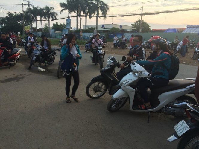 Thí sinh chờ đợi để gửi xe trước cổng Trường ĐH Công nghệ Sài Gòn - Ảnh: HẢI QUÂN