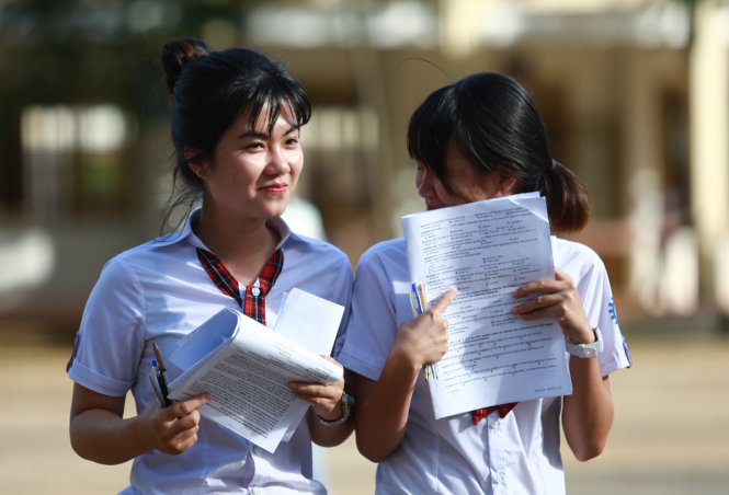 Hai thí sinh Đắk Nông trao đổi bài thi sau khi kết thúc môn Ngoại ngữ - Ảnh: TIẾN THÀNH