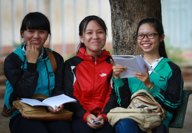 Ba thí sinh Đắk Lắk tranh thủ ôn thi môn Ngữ Văn tại Trường THPT Hồng Đức (TP.Buôn Ma Thuột) - Ảnh: TIẾN THÀNH
