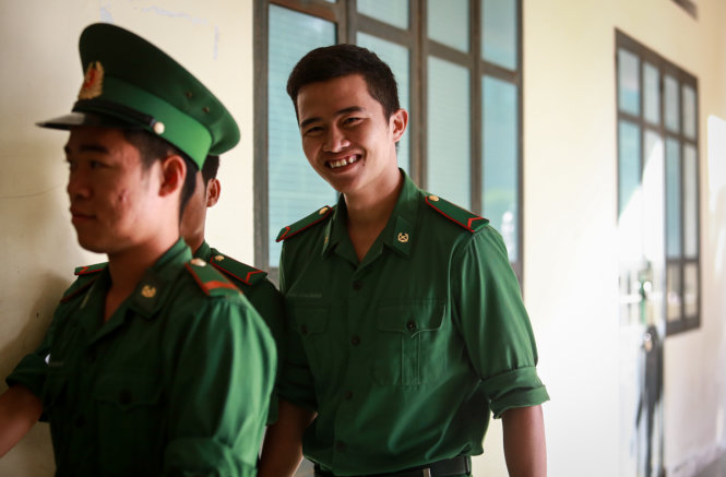 Chiến sĩ Nguyễn Trung Nguyên (TP.Nha Trang, Khánh Hòa) tự tin bước vào phòng thi môn Địa lý sáng 3-7 - Ảnh: TIẾN THÀNH