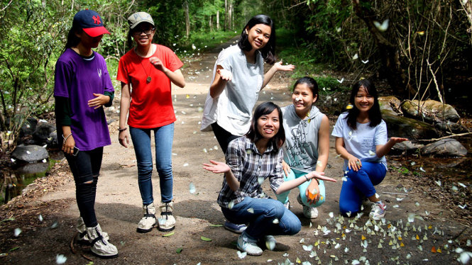 Nhóm bạn trẻ từ Ninh Thuận và Sài Gòn chụp ảnh lưu niệm bên đường mòn rừng