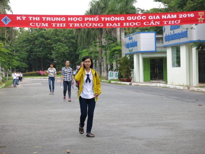 Lác đác thí sinh dự thi môn lịch sử tại điểm thi trường ĐH Cần Thơ - Ảnh: T.Trang
