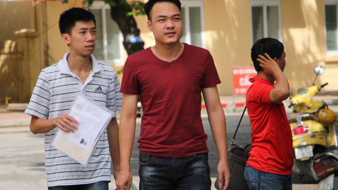 Những thí sinh đầu tiên ra khỏi phòng thi tại điểm thi Đại học Kinh tế Quốc dân Hà Nội - Ảnh: Thu Hằng