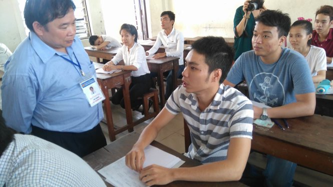 Thứ trưởng Bộ GD-ĐT Bùi Văn Ga kiểm tra tại điểm thi trường THPT Trần Phú,  Đà Nẵng - Ảnh: Đoàn Cường