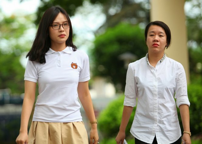 Nét mặt trầm lắng của các thí sinh tại điểm thi trường ĐH sư Phạm Hà Nội sau khi hoàn thành môn Sử - Ảnh: NAM TRẦN